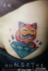 臀部一款招财猫与钻石纹身图案