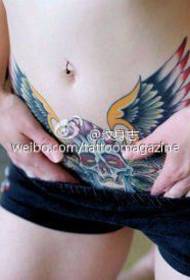 Seksi ženska tetovaža trbuha djeluje u zajednici Tattoo Hall