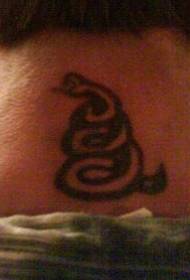 男脖子黑色微型蛇象徵紋身圖案