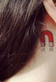 corak tatu magnet leher wanita