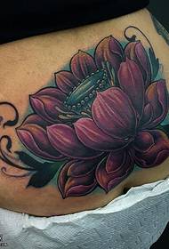 e Lotus Tattoo Muster op der Hip