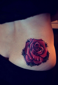 piękne biodra w talii z jasnym różanym tatuażem