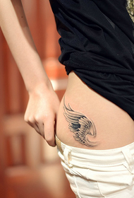 девојче тетоважа на крилјата на лицата на колкот