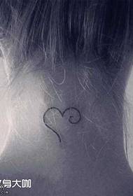 padrão de tatuagem em forma de coração no pescoço