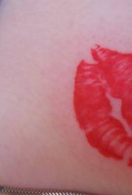 Motivo del tatuaggio: fantastico modello di tatuaggio con stampa labbra sul collo di bellezza