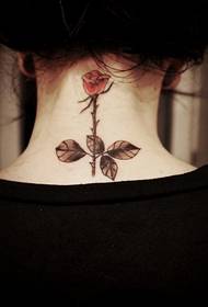 bellissimo disegno del tatuaggio per le gambe delle donne