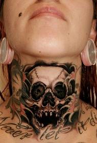augsta profila pārspīlēts tetovējuma raksts uz kakla