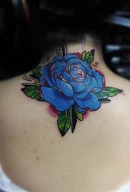 Dous no pescozo son diferentes patróns de tatuaxe de flores