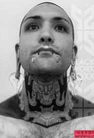 apprezzamento del tatuaggio del totem nero e grigio del collo freddo degli uomini