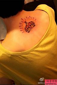 Tatuaggio da donna con corona sul collo