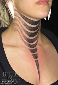 Modello tatuaggio moda sul collo