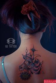 un modello di tatuaggio unicorno color collo