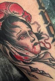 beenkleur afgesneden Hoofd van de vrouw met een mysterieus schepsel-tatoeage