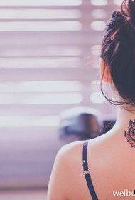 პოპულარული owl tattoo ნიმუში გოგონას კისერზე