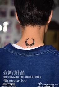 Wzór tatuażu na uszy szyi