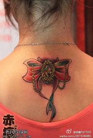 il tatuaggio del tatuaggio dell'arco di colore del collo della donna funziona dal tatuaggio