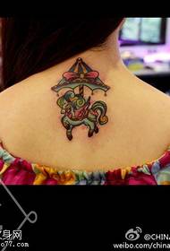 modèle de tatouage carrousel couleur femme cou