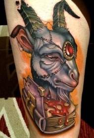 Šlaunų modernaus stiliaus kruvinos ožkos galva ir knygos tatuiruotės modelis