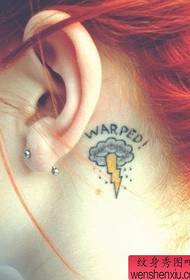 vzor tetování mraků po uchu