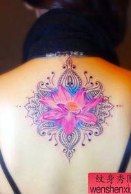 Ma tattoo anoratidzira mufananidzo unokurudzira mukadzi wemuvara wemuvara wejasi lotus