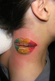 цветна татуировка за печат на устни на врата на момичето
