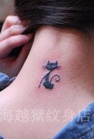 chica cuello tótem gato tatuaje patrón