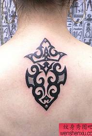 Modello femminile del tatuaggio del fiore del totem del collo posteriore