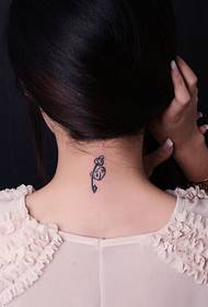 leher kecantikan cantik mencari kunci cinta gambar pola tato