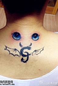 symbole de tatouage long cou sur le cou