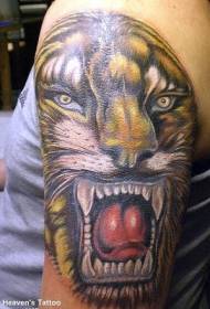 immagine realistica del tatuaggio testa di tigre ruggente spalla
