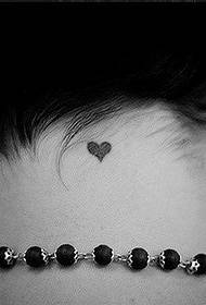 djeluje mala svježa tetovaža srca breskve na vratu
