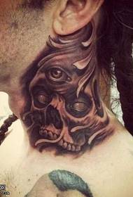 modello del tatuaggio prepotente al collo
