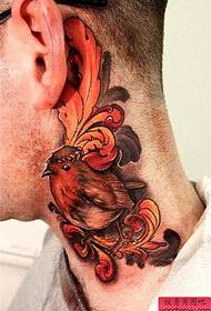 un trabajo de tatuaje de pájaro de cuello colorido