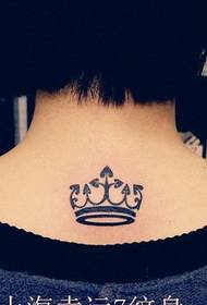 Neck mudellu di tatuate di corona totem bella