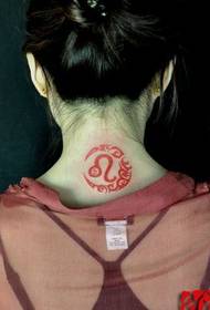 एक लड़की की गर्दन का रंग टोटेम मून टैटू पैटर्न है