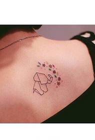Tatuaggio affascinante sul retro del collo