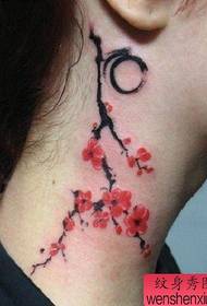 hermoso patrón de tatuaje de ciruela en el cuello de la niña