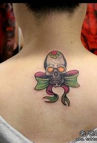 Tattoo show bar preporučio je uzorak tetovaže luka na vratu