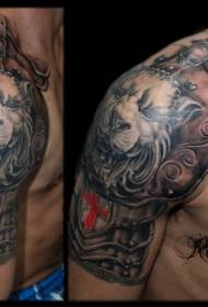 Stile medievale di culore di leone di testa di armatura di tatuaggi di spalla