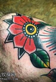 padrão de tatuagem floral no pescoço