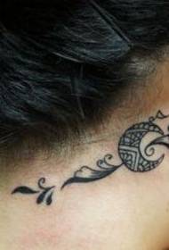 kakla tetovējums: kakla totēma mēness vīnogulāju tetovējums