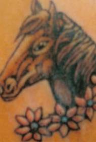 głowa konia z tyłu kolor z kwiatowym wzorem tatuażu