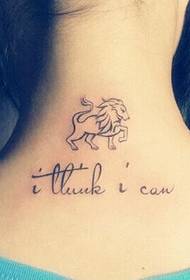 tatuaggio da ragazza con maestosa linea a forma di leone
