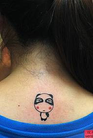 الگوی تاتو پاندا در گردن یک زن