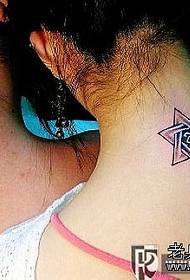 Sexpeget stjerne-par tatoveringsmønster i nakken
