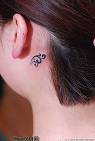 bellezza Un tatuatu totem bello è delicatu à u collu