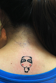 un patrón de tatuaje de panda de cuello femenino