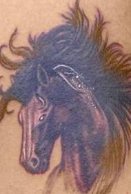 ieroču reālistisks un blīvs krēpes melnā zirga galvas tetovējums