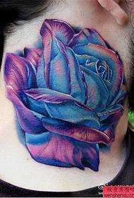la figura del tatuaggio ha raccomandato un lavoro di tatuaggio rosa color collo