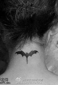 Patrón de tatuaje de murciélago negro simple y exquisito